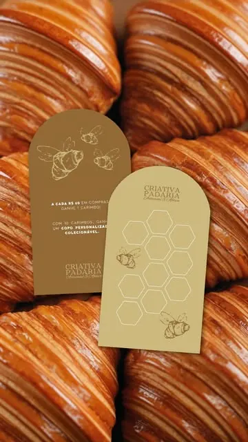 Croissants da casa com os cartões em arco da Criativa