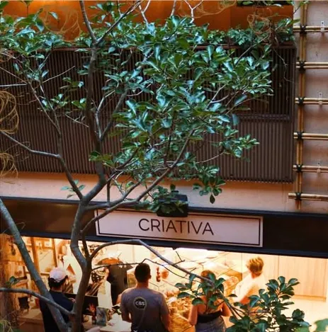 Balcão da Criativa Padaria com a placa CRIATIVA
