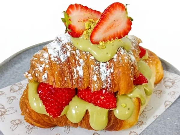Croissant Pistache & Morangos